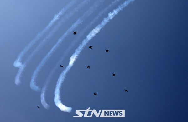 2025 KBO 올스타전에 등장할 공군 특수비행팀 블랙이글스. 사진은 지난 10일 서울 용산구 상공에서 방위산업의 날 계기 시민참여행사 에어쇼 연습비행을 하고 있는 모습. 사진=뉴시스