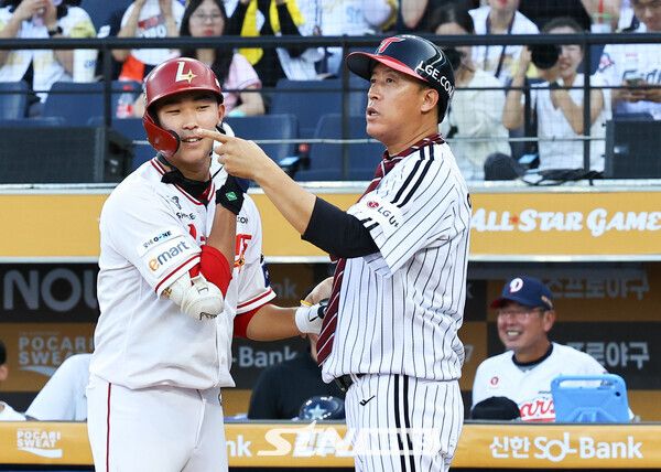 11일 대전 중구 대전한화생명볼파크에서 열린 2025 KBO리그 올스타 프라이데이 퓨쳐스 올스타전 남부올스타와 북부올스타의 경기. 2회말 2사 1,2루 상황 북부 이병규(LG) 감독과 아들 이승민(SSG)이 부자 퍼포먼스를 하고 있다. /사진=뉴시스