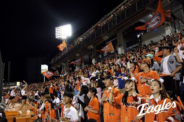 전반기 1위 한화 이글스를 응원하는 팬들. /사진=한화 이글스