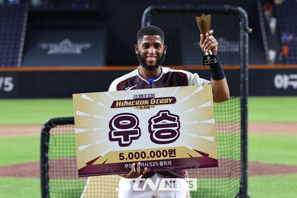 11일 대전 중구 대전한화생명볼파크에서 열린 2025 KBO리그 올스타 프라이데이 홈런더비에서 우승을 차지한 삼성 디아즈가 기념촬영하고 있다. /사진=뉴시스