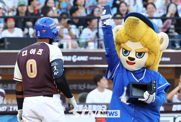 12일 대전 중구 대전한화생명볼파크에서 열린 2025 KBO리그 올스타전 드림 올스타와 나눔 올스타의 경기. 1회초 드림 디아즈(삼성)가 여권 압수 퍼포먼스를 하고 있다. /사진=뉴시스