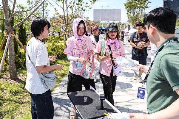올스타전을 응원하기 위해 경기장을 찾은 팬들에게 선물을 전한 프로야구 키움 히어로즈. /사진=키움 히어로즈