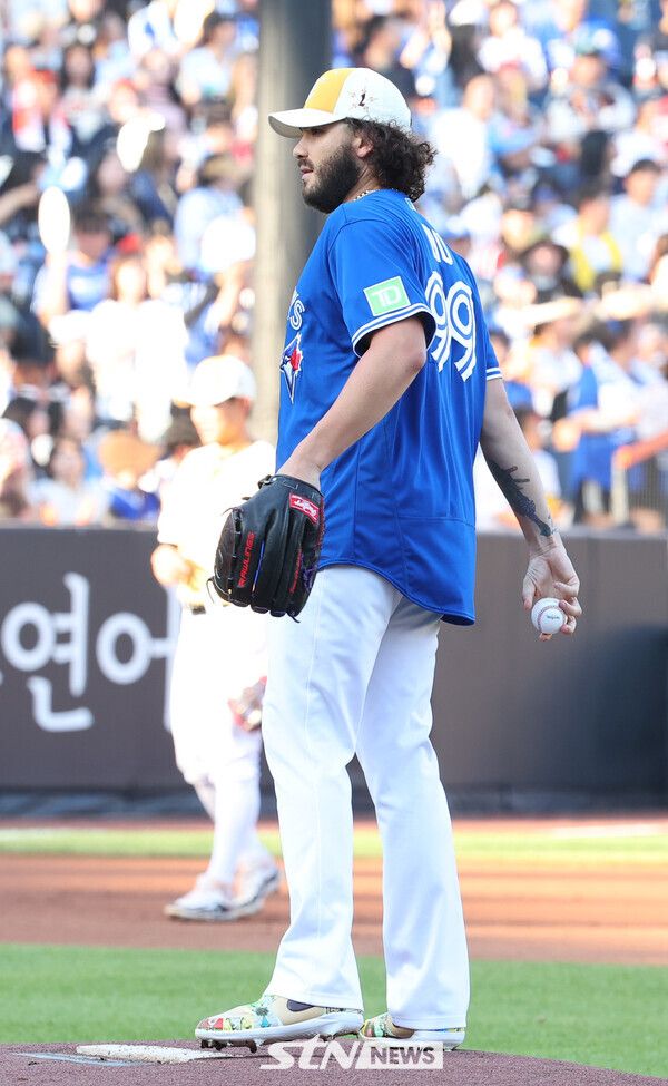 12일 대전 중구 대전한화생명볼파크에서 열린 2025 KBO리그 올스타전 드림 올스타와 나눔 올스타의 경기. 1회초 나눔 선발 투수 폰세(한화)가 류현진 퍼포먼스를 하고 있다. /사진=뉴시스