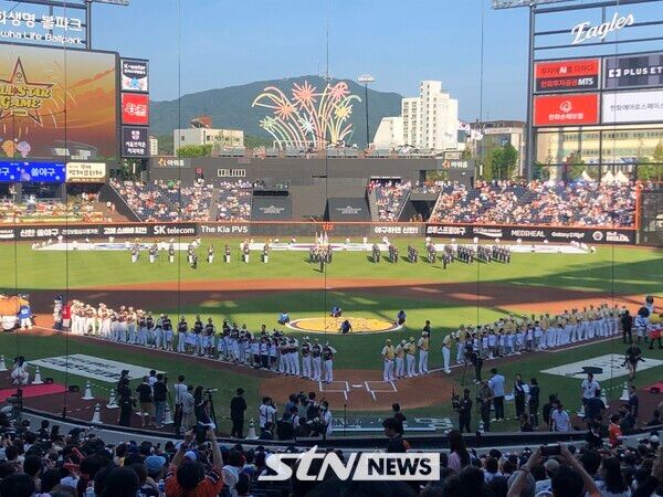 소개 후 도열한 모든 선수들. /사진(대전)=이형주 기자