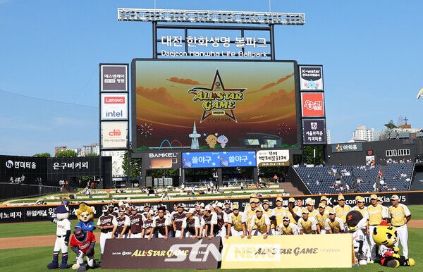 12일 대전 중구 대전한화생명볼파크에서 열린 2025 KBO리그 올스타전 드림 올스타와 나눔 올스타의 경기에 앞서 양팀 선수들이 기념촬영하고 있다. /사진=뉴시스
