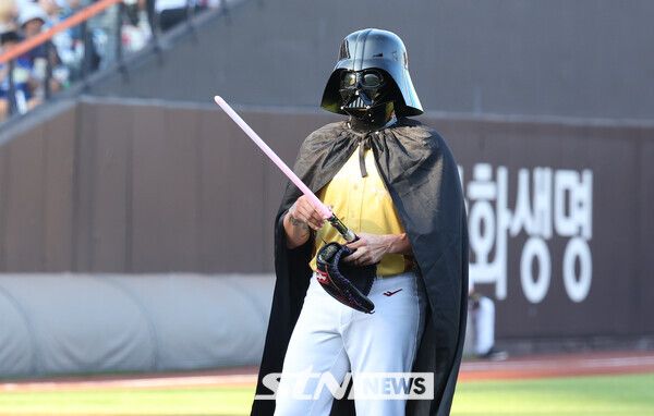 12일 대전 중구 대전한화생명볼파크에서 열린 2025 KBO리그 올스타전 드림 올스타와 나눔 올스타의 경기. 나눔 선발 투수 폰세(한화)가 퍼포먼스를 하고 있다. /사진=뉴시스