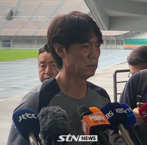 14일 성남종합운동장에서 인터뷰에 임하는 축구 국가대표팀 홍명보 감독. /사진(성남)=이형주 기자