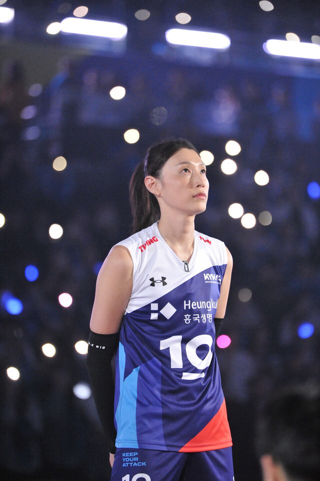 국가대표 은퇴식에서 헌정 영상을 보고 있는 김연경. 사진┃KYK 인비테이셔널 제공