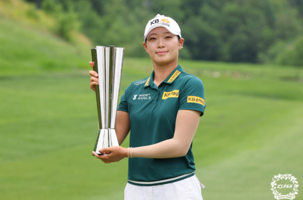 한국여자프로골프(KLPGA) 투어에서 시즌 2승째를 올린 방신실이 “이제는 메이저 우승이 목표”라며 하반기 대반격을 예고했다.(▲13일 방신실이 강원도 정선군 하이원 컨트리클럽(파72)에서 열린 KLPGA 투어 하이원 리조트 여자오픈에서 우승해 트로피를 들고 있다). /사진=KLPGA