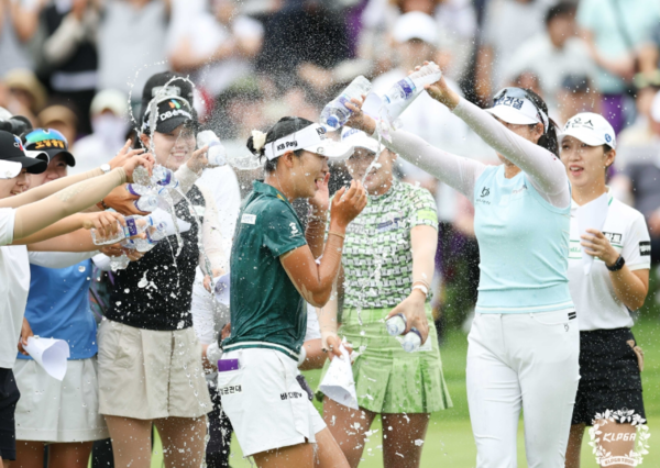 한국여자프로골프(KLPGA) 투어에서 시즌 2승째를 올린 방신실이 “이제는 메이저 우승이 목표”라며 하반기 대반격을 예고했다.(▲13일 방신실이 강원도 정선군 하이원 컨트리클럽(파72)에서 열린 KLPGA 투어 하이원 리조트 여자오픈에서 우승해 동료들이 축하 세레모니를 해주고 있다.). /사진=KLPGA