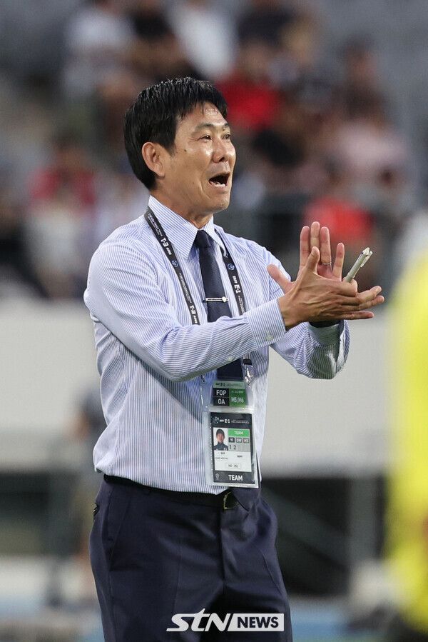 15일 경기 용인미르스타디움에서 열린 2025 동아시아축구연맹(EAFF) E-1 챔피언십(동아시안컵) 남자부 한국과 일본 경기, 홍명보 한국대표팀 감독이 작전을 지시하고 있다. /사진=뉴시스