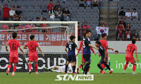 15일 경기 용인미르스타디움에서 열린 2025 동아시아축구연맹(EAFF) E-1 챔피언십(동아시안컵) 남자부 한국과 일본의 경기, 한국 선수들이 일본 료 저메인에게 실점을 허용한 뒤 아쉬워하고 있다. /사진=뉴시스