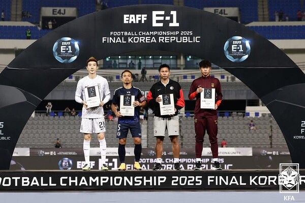 경기 후 시상식에서 한국 조현우, 일본 나가토모 유토, 중국 장위닝, 홍콩 입 헝 파이. /사진=KFA