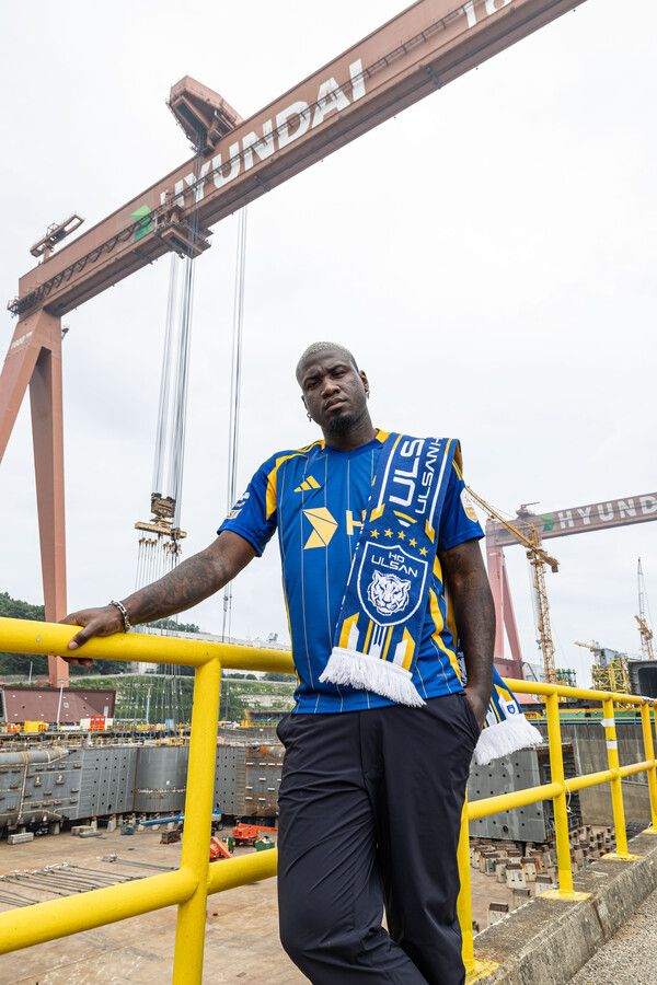 울산광역시 동구 소재 HD현대중공업 해양 야드 H-도크 ‘골리앗 크레인’ 앞에서 오피셜 포토를 촬영한 말컹. 팀을 끌어올리겠다는 의미를 담았다. /사진=울산 HD