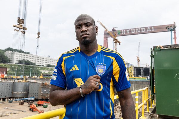 울산광역시 동구 소재 HD현대중공업 해양 야드 H-도크 ‘골리앗 크레인’ 앞에서 오피셜 포토를 촬영한 말컹. 팀을 끌어올리겠다는 의미를 담았다. /사진=울산 HD