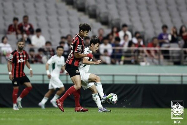 FC서울 김주성과 전북현대 강상윤. 사진┃대한축구협회