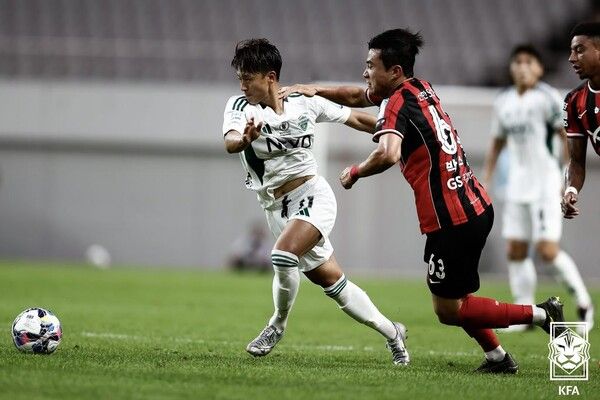 전북현대 이승우와 FC서울 박수일. 사진┃대한축구협회