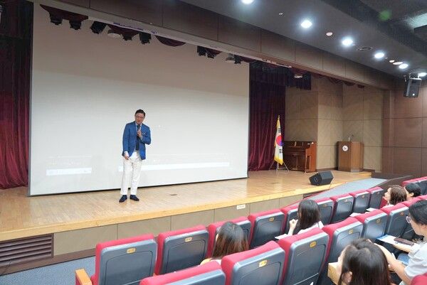 김성곤 교수가 자녀와의 소통 강연을 하고 있다. /사진=김상곤 교수