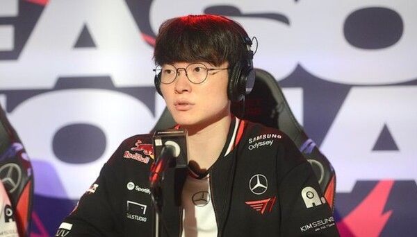 27일 T1이 인천 인스파이어 아레나에서 열린 LCK ‘T1 홈그라운드’ 농심 레드포스와의 경기를 마친 뒤 팬 미팅 행사에서 ‘페이커’ 이상혁과 4년 재계약을 공식 발표했다. /사진=T1