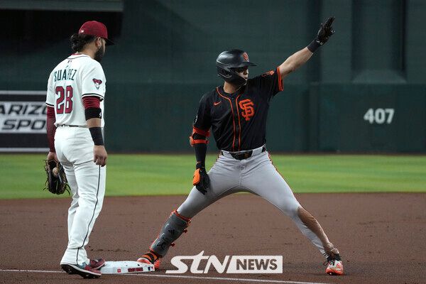 샌프란시스코 자이언츠의 이정후가 2일(현지 시간) 미 애리조나주 피닉스 체이스 필드에서 열린 2025 메이저리그 애리조나 다이아몬드백스와의 경기 1회 초 1타점 3루타를 친 후 3루에서 세리머니하고 있다. 사진┃뉴시스/AP