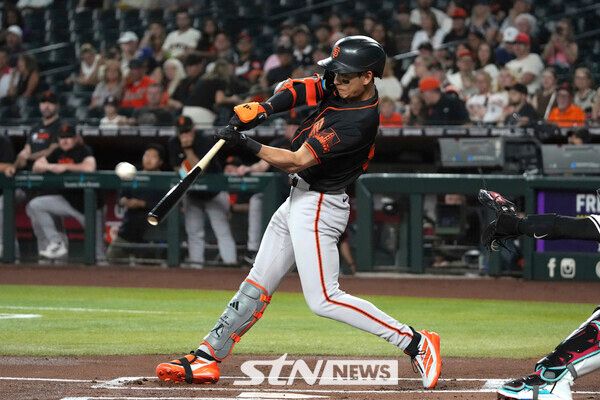 샌프란시스코 자이언츠의 이정후가 2일(현지 시간) 미 애리조나주 피닉스 체이스 필드에서 열린 2025 메이저리그 애리조나 다이아몬드백스와의 경기 1회 초 1타점 3루타를 치고 있다. 사진┃뉴시스/AP