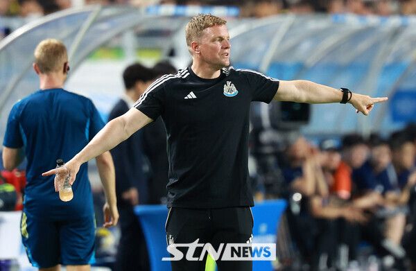 30일 오후 경기 수원시 팔달구 수원월드컵경기장에서 열린 2025 쿠팡플레이 시리즈 뉴캐슬 유나이티드와 팀 K리그의 경기, 뉴캐슬 에디 하우 감독이 작전 지시를 하고 있다. /사진=뉴시스