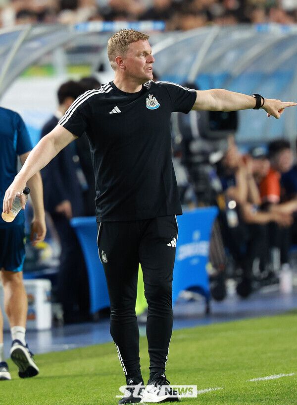 30일 오후 경기 수원시 팔달구 수원월드컵경기장에서 열린 2025 쿠팡플레이 시리즈 뉴캐슬 유나이티드와 팀 K리그의 경기, 김판곤 팀 K리그 감독이 작전 지시를 하고 있다. /사진=뉴시스