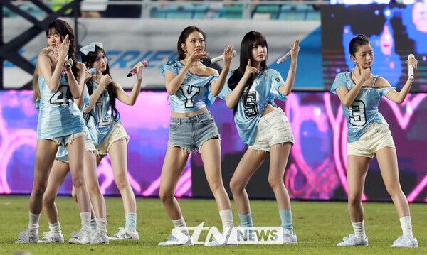 30일 오후 경기 수원시 팔달구 수원월드컵경기장에서 열린 2025 쿠팡플레이 시리즈 뉴캐슬 유나이티드와 팀 K리그의 경기 하프타임 시간에 그룹 아이브가 공연을 하고 있다. /사진=뉴시스