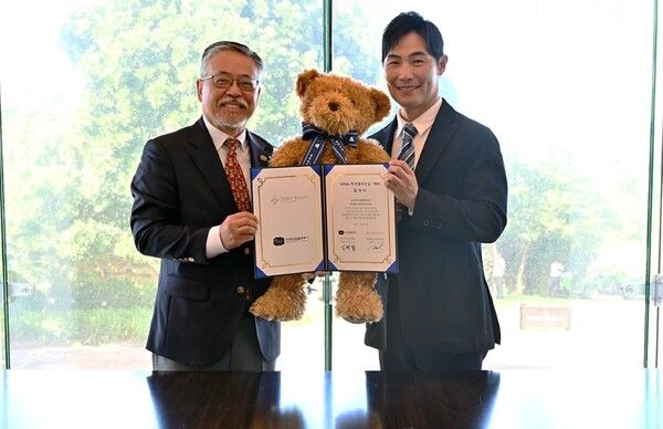 협약식 후 기념촬영에 임한 KPGA 김원섭 회장, 테디밸리 골프앤리조트 김민 부회장. /사진=KPGA