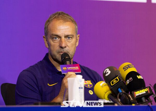 30일 서울 포시즌스 호텔에서 열린 2025 아시아 투어 공식 기자회견에서 참석한 한지 플릭 감독의 모습. /사진=뉴시스