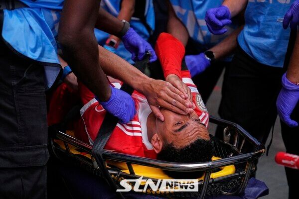 고개를 감싸쥐고 실려가는 FC 바이에른 뮌헨 공격형 미드필더 자말 무시알라. /사진=뉴시스/AP