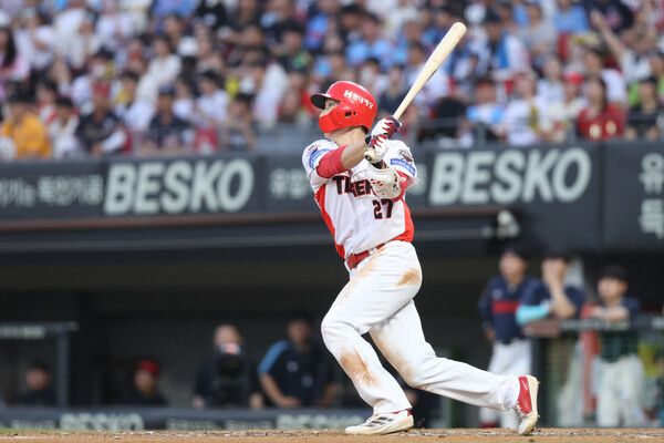 타격하는 KIA 타이거즈 외야수 김호령. /사진=KIA 타이거즈