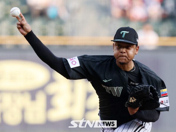 17일 오후 서울 송파구 잠실야구장에서 열린 2025 신한 쏠뱅크 KBO리그 LG 트윈스와 NC 다이노스의 경기, 1회초 LG 선발투수 에르난데스가 힘차게 공을 뿌리고 있다. /사진=뉴시스