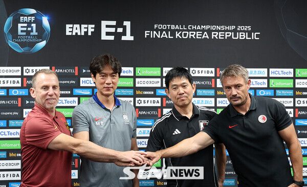 데얀 주르예비치(왼쪽부터) 중국 축구대표팀 감독, 한국 축구대표팀 홍명보 감독, 모리야스 하지메 일본 축구대표팀 감독, 애슐리 웨스트우드 홍콩 축구대표팀 감독이 6일 오후 경기 용인시 처인구 용인미르스타디움에서 열린 2025 EAFF(동아시아축구연맹) E-1 챔피언십(동아시안컵) 기자회견에서 기념촬영을 하고 있다. /사진=뉴시스
