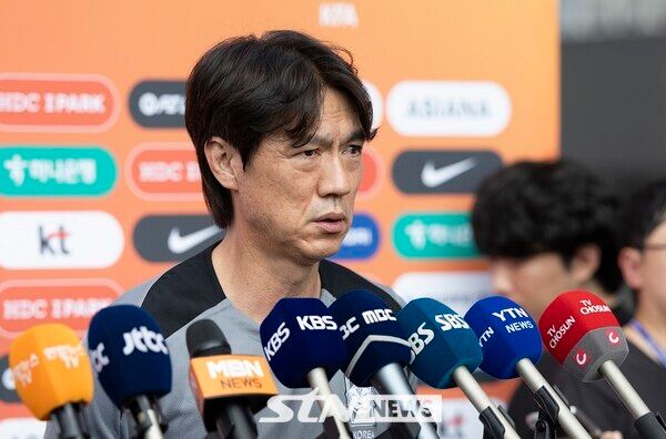 홍명보 대한민국 축구 국가대표팀 감독이 3일 오후 경기 성남종합운동장에서 훈련 전 인터뷰에서 취재진 질문에 답하고 있다. 동아시아 축구연맹(EAFF) E-1 챔피언십'(동아시안컵)에 출전하는 남자대표팀은 오는 7일 오후 8시 중국과의 개막전을 시작으로 11일 오후 8시 홍콩, 15일 오후 7시 24분 일본과 차례로 용인미르스타디움에서 경기를 치른다. /사진=뉴시스