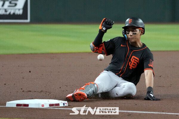 샌프란시스코 자이언츠의 이정후가 2일(현지 시간) 미 애리조나주 피닉스 체이스 필드에서 열린 2025 메이저리그 애리조나 다이아몬드백스와의 경기 1회 초 1타점 3루타를 친 후 3루에 슬라이딩하고 있다. /사진=뉴시스/AP