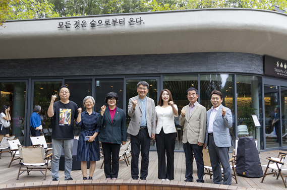 정초립 의원이 '수락휴'를 방문하고 기념 촬영을 하고 있다.&nbsp; /사진=김우주 기자