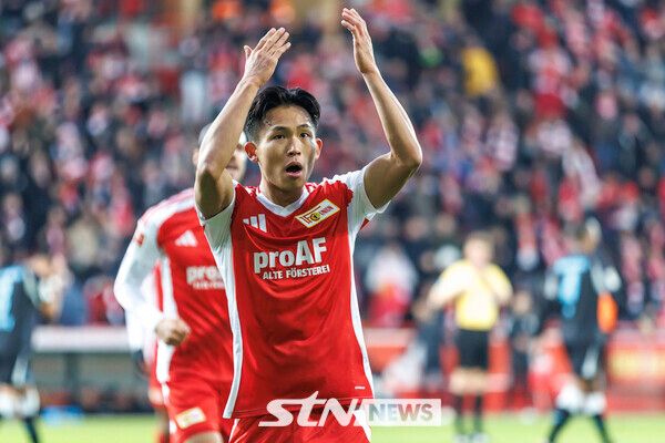 우니온 베를린의 정우영이 지난달 30일(현지시각) 독일 베를린의 슈타디온 안 데어 알텐 푀르스터라이에서 열린 2024-25 분데스리가 12라운드 레버쿠젠과의 경기 전반 29분 동점 골을 넣고 세리머니하고 있다. 정우영은 시즌 2호 골을 기록하며 79분을 뛰었고 베를린은 1-2로 패해 4승4무4패(승점16)로 리그 11위에 머물렀다. 사진┃뉴시스/AP