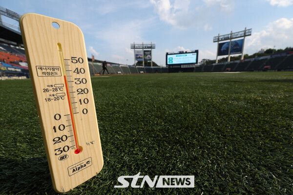 폭염이 지속된 6일 오후 서울 송파구 잠실야구장에서 온도계의 수은주가 35도를 나타내고 있다. /사진=뉴시스
