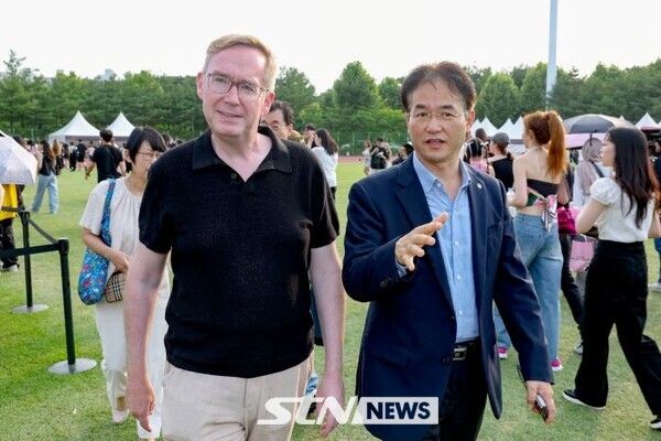 이동환 고양시장(오른쪽)과 콜린크록스 영국대사. /사진=고양시