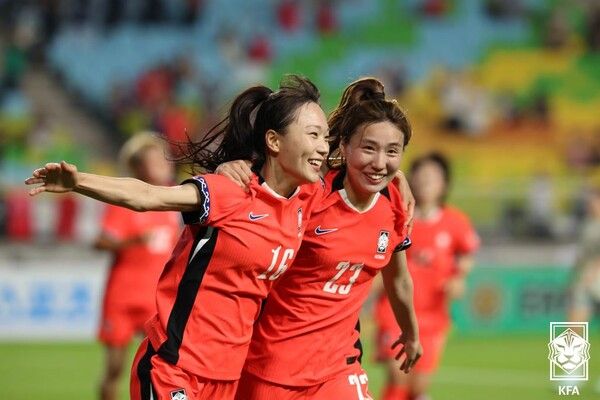 대한민국 여자 대표팀 장슬기와 강채림. /사진=대한축구협회