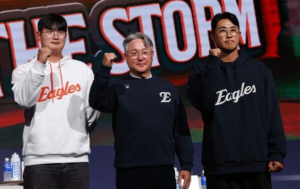 3월 20일 서울 롯데호텔 월드 크리스탈볼룸에서 열린 2025 신한 SOL Bank KBO 미디어데이에 참석한 한화 김서현, 김경문 감독, 채은성 선수. /사진=뉴시스