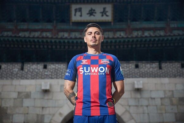 수원FC 연고지 수원의 상징인 장안문에서 사진을 찍은 윌리안. /사진=수원FC