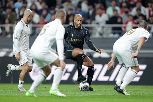 20일 오후 6시 서울월드컵경기장에서 '2024 넥슨 아이콘매치'가 열린 가운데 티에리 앙리가 드리블을 하고 있다. 사진┃넥슨