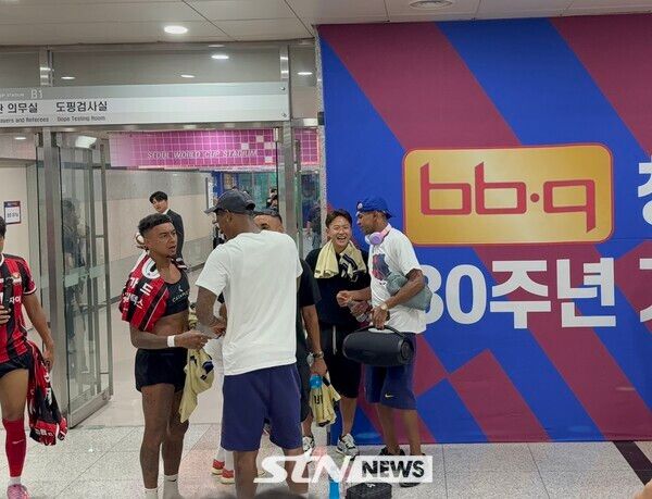 경기 후 공동취재구역에서 만난 이승우(검정색 티셔츠)와 라민 야말(파란색 모자). /사진(상암)=강의택 기자