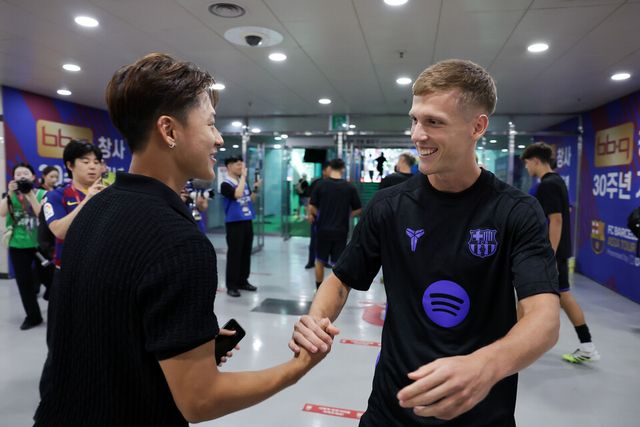 경기 전 이승우와 만난 다니 올모. /사진=올리브 크리에이티브