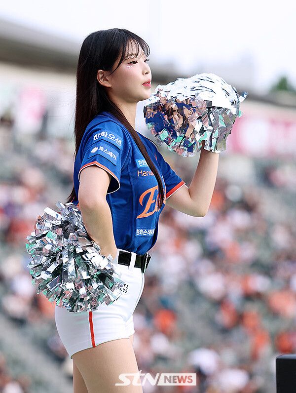 한화 이글스 치어리더 최석화가&nbsp;8일 오후 서울 잠실구장에서 열린 '2025 프로야구' LG트윈스와 한화이글스의 경기에서 열띤 응원전을 유도하고 있다. /사진=강명호 기자