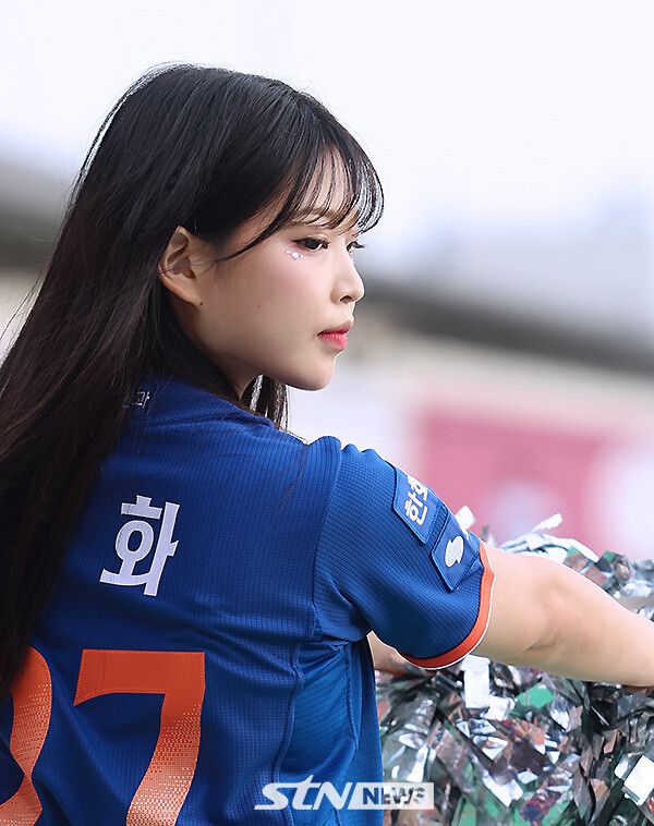 한화 이글스 치어리더 최석화가&nbsp;8일 오후 서울 잠실구장에서 열린 '2025 프로야구' LG트윈스와 한화이글스의 경기에서 열띤 응원전을 유도하고 있다. /사진=강명호 기자