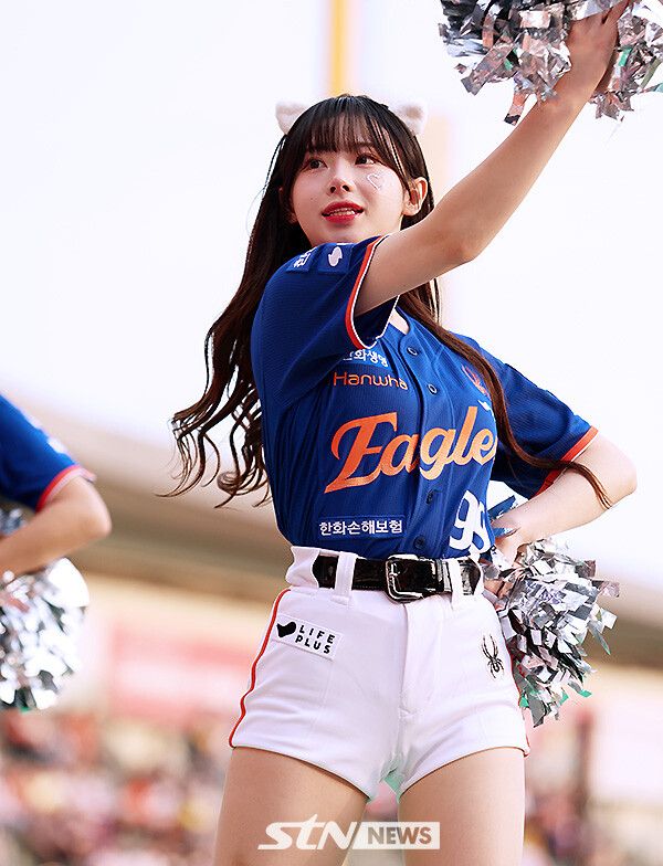 한화 이글스 치어리더 김나연이 8일 오후 서울 잠실구장에서 열린 '2025 프로야구' LG트윈스와 한화이글스의 경기에서 열띤 응원전을 유도하고 있다. /사진=강명호 기자
