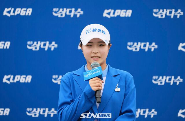 제주도 서귀포시에 위치한 사이프러스 골프앤리조트(파72/6,586야드)에서 열린 ‘제12회 제주삼다수 마스터스’(총상금 10억 원, 우승상금 1억 8천만 원)에서 우승한 고지원(삼천리)가 우승 후 인터뷰에 임하고 있다. /사진=손진헌 기자